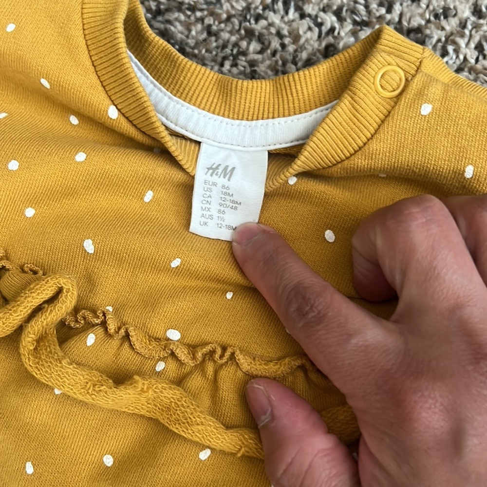 H&M bundle 2 sweatshirts, 2 tees, 1 ruffle blouse - Picture 2 of 6